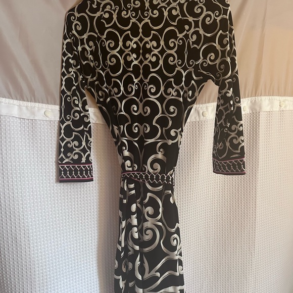White House Black Market size xs wrap dress with sash. - Picture 3 of 7